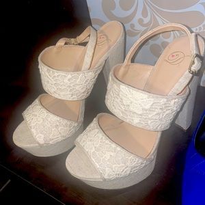 Lace thick strap block heel!